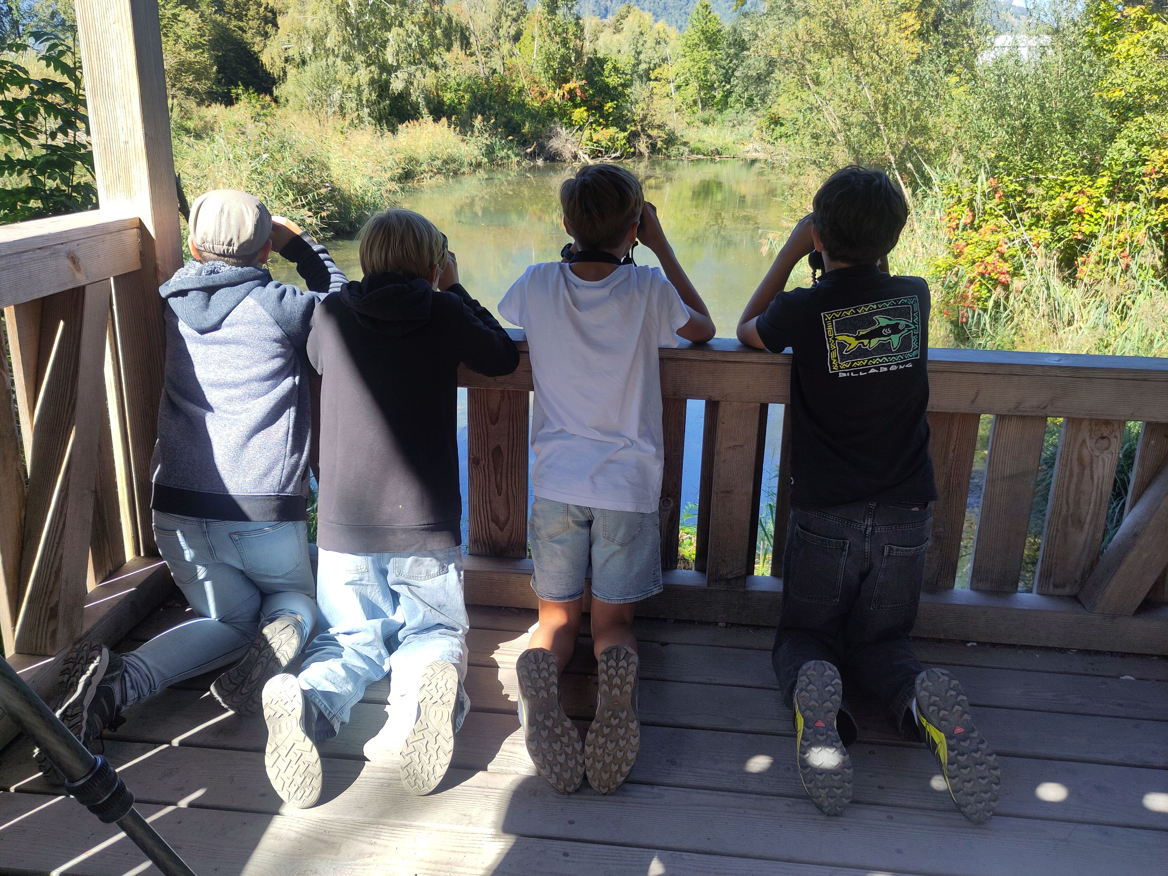 Jugendliche auf Beobachtungsturm